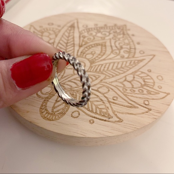 Silver ring band twist braid detailing - Picture 4 of 8